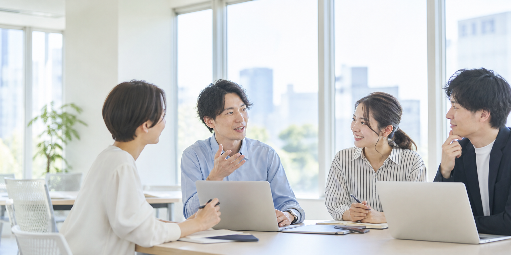 自然光の入る部屋で受講生が事業プランを話し合う講座風景